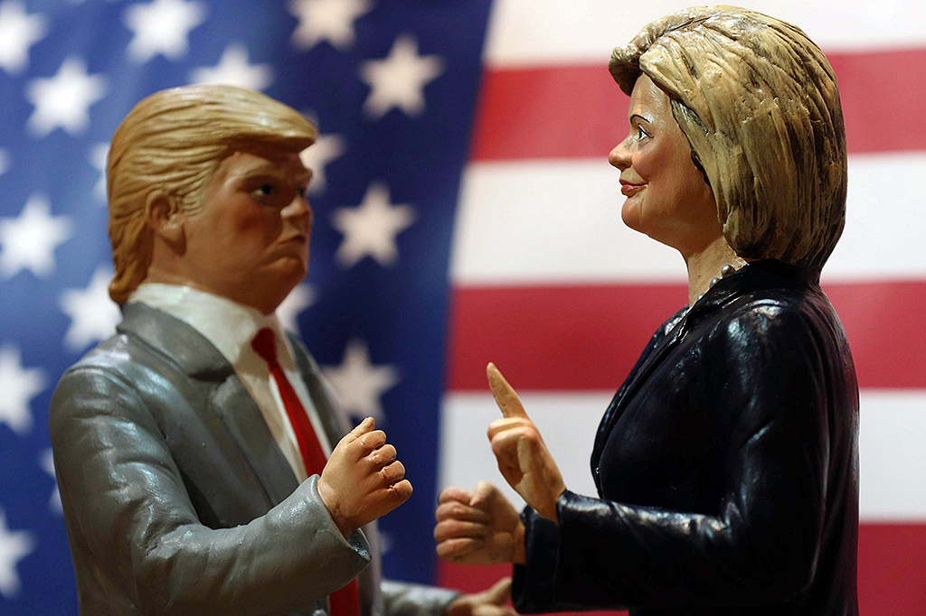 Donald Trump és Hillary Clinton szobrocskái egy nápolyi betlehemidísz-árusnál. EPA / Cesare Abbate)