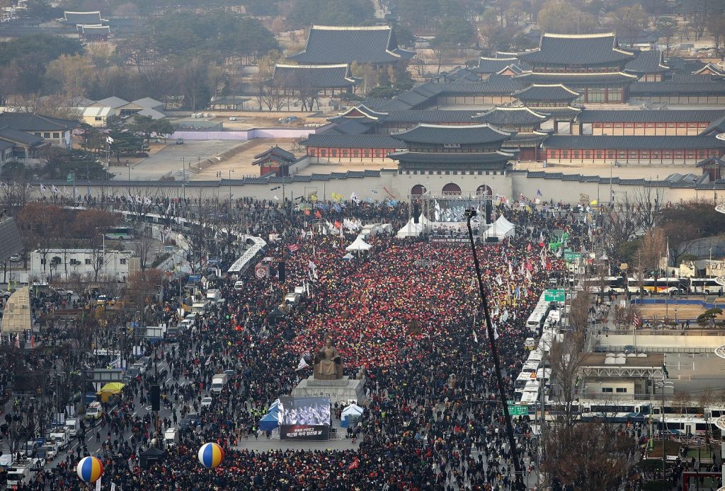 Szöul, 2016. december 3. Tüntetõk követelik a korrupciós botrányba keveredett Pak Gun Hje dél-koreai elnök lemondását Szöulban 2016. december 3-án. (MTI/EPA pool/Csung Szung Dzsun)