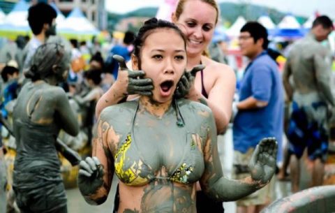 girls_having_fun_at_the_korean_mud_festival_640_02