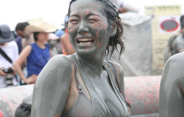girls_having_fun_at_the_korean_mud_festival_640_10