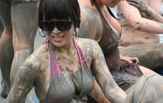 girls_having_fun_at_the_korean_mud_festival_640_12