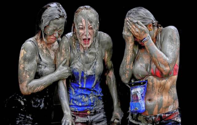 girls_having_fun_at_the_korean_mud_festival_640_17