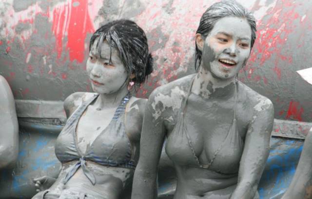 girls_having_fun_at_the_korean_mud_festival_640_18