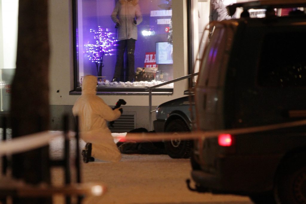 Imatra, 2016. december 4. Rendõrök helyszínelnek a finnországi Imatra város egyik étterme elõtt, ahol agyonlõttek három nõt 2016. december 3-án éjfél körül. A bûnüggyel kapcsolatban õrizetbe vettek egy 23 éves helyi férfit. (MTI/EPA/Lauri Heino)