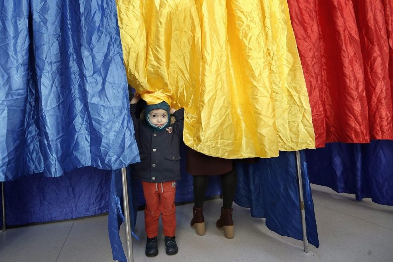 Egy kisfiú vár édesanyjára egy bukaresti szavazóhelyiségben. - Fotó: MTI