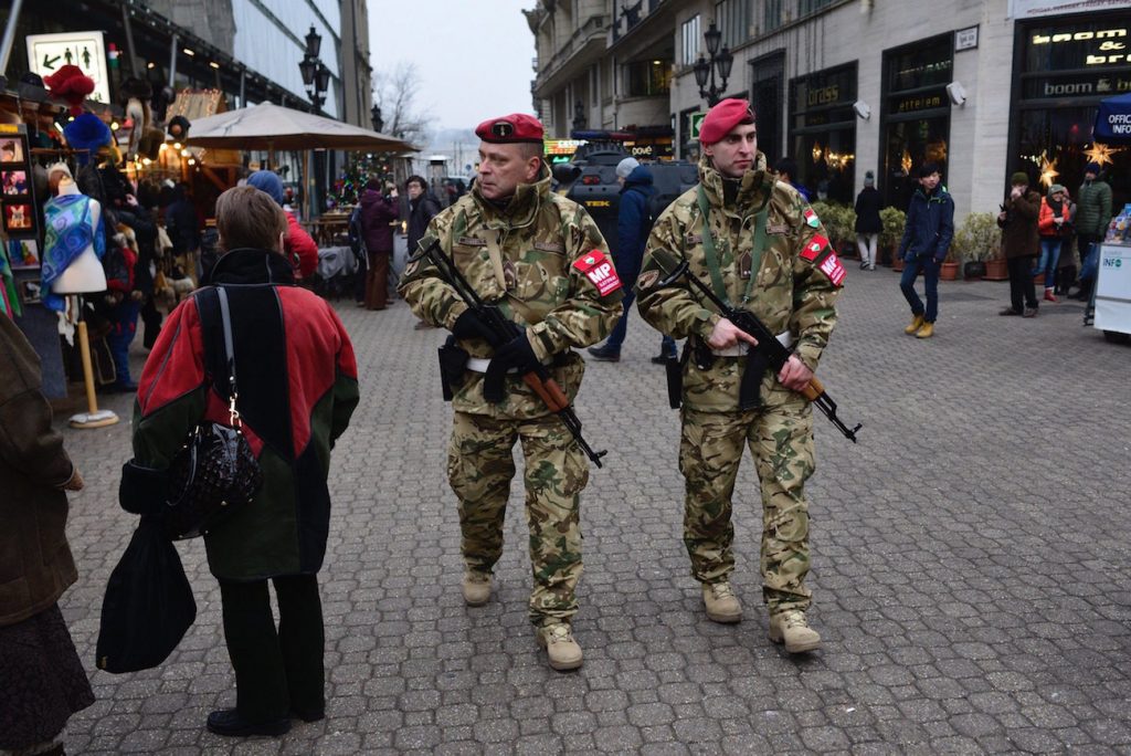 Budapest, 2016. december 20. Katonai rendészek Budapesten, a Vörösmarty téren 2016. december 20-án. A december 19-i berlini merénylet után megerősítik a rendőri biztosítást azokon a magyarországi helyeken, ahol nagy tömeg tartózkodik, így például a karácsonyi vásárokon. MTI Fotó: Marjai János