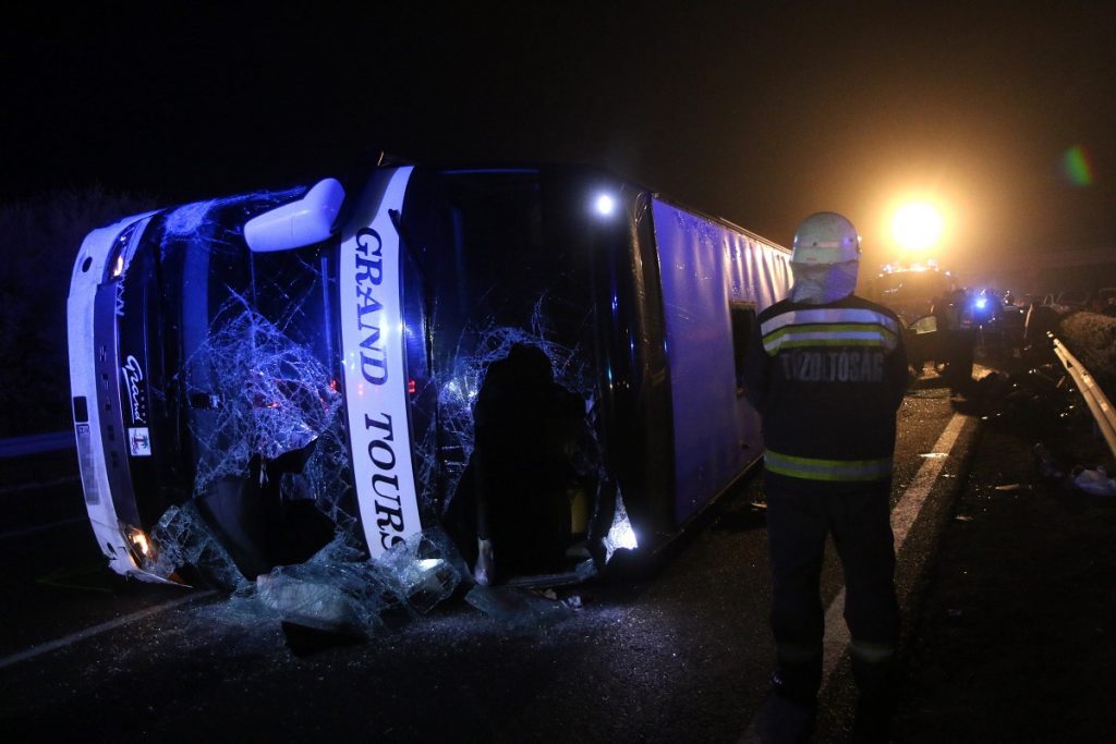 Miskolc, 2016. december 18. Oldalára borult, összetört autóbusz 2016. december 18-án kora hajnalban az M3-as autópályán a Miskolc felé vezetõ oldalon, a Mezõkeresztes és Mezõkövesd közötti részen, ahol az elsõdleges adatok szerint hárman meghaltak a buszbalesetben. A már felborult jármûnek több autó is nekirohant, ketten súlyosan, huszonhárman pedig könnyebben sérültek meg. MTI Fotó: Vajda János