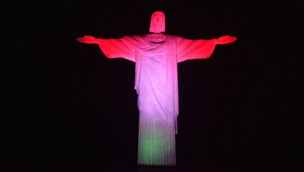 Rio de Janeiro, 2016. december 31. A Külgazdasági és Külügyminisztérium (KKM) által közreadott képen magyar nemzeti színekkel világítják meg a Brazília szimbólumának tartott Megváltó Krisztus szobrát az utolsó magyar király, boldoggá avatott IV. Károly koronázásának 100. évfordulója alkalmából Rio de Janeiróban 2016. december 30-án. MTI Fotó: KKM