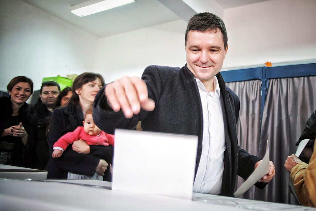 Nicusor Dan az Unió Románia Megmentéséért (USR) párt vezetője leadja szavazatát Fotó: MTI/EPA/Mihai Barbu