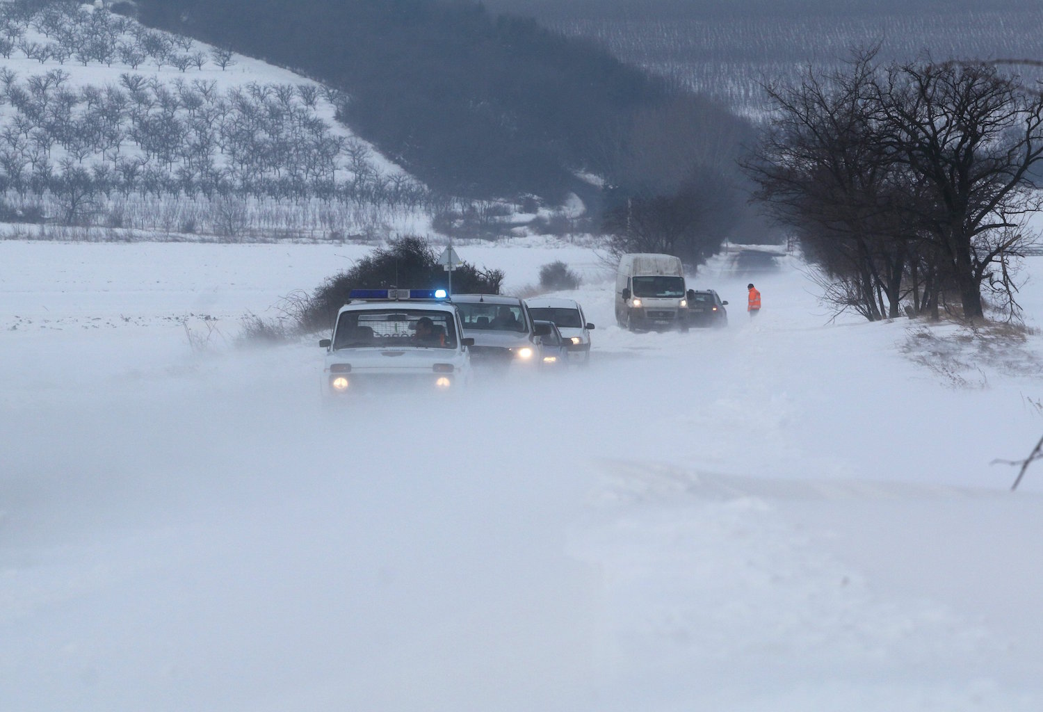 Legyesbénye, 2017. január 18. Járművek haladnak a hófúvásban Legyesbénye közelében 2017. január 18-án. MTI Fotó: Vajda János
