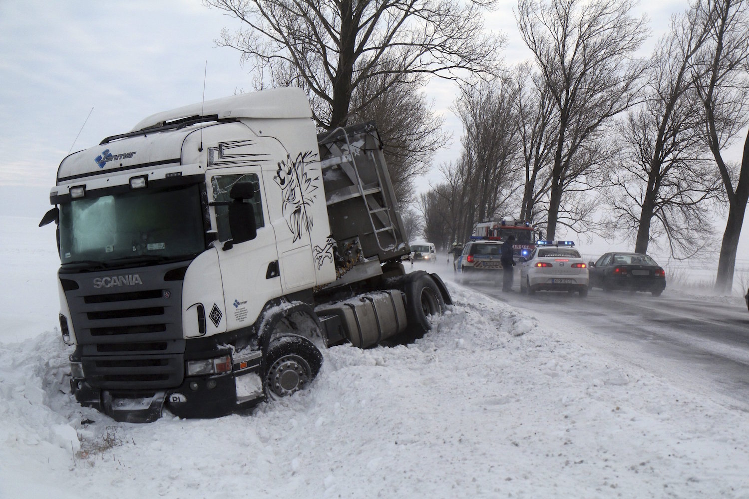 Gesztely, 2017. január 18. A hófúvásban az árokba csúszott kamion a 37-es számú főúton Gesztely közelében 2017. január 18-án. MTI Fotó: Vajda János