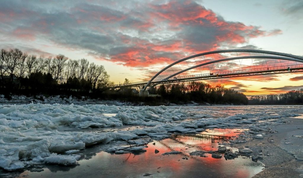 Szolnok, 2017. január 3. Összetorlódott jégtáblák a befagyott Közép-Tiszán Szolnoknál 2017. január 3-án. A háttérben a Tiszavirág híd látható. MTI Fotó: Bugány János