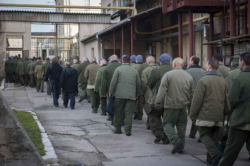 Fogvatartottak vonulnak a munka végeztével a Váci Fegyház és Börtön udvarán. (Fotó: MTI / Cseke Csilla)