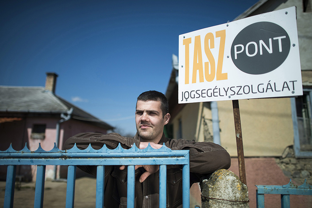 A Társaság a Szabadságjogokért (TASZ) jogvédő szervezet jogsegélyszolgálatát ellátó Szőllősi Gábor áll háza kapujában Érpatakon 2013. április 16-án. (Fotó: MTI / Balázs Attila)