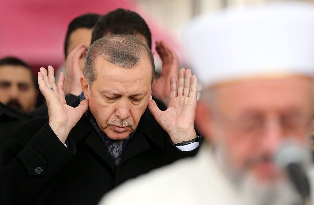 Recep Tayyip Erdogan az isztambuli Vodafone Arénánál elkövetett kettős robbantás egyik áldozatának temetésén Fotó: MTI/EPA/Tolga Bozoglu)