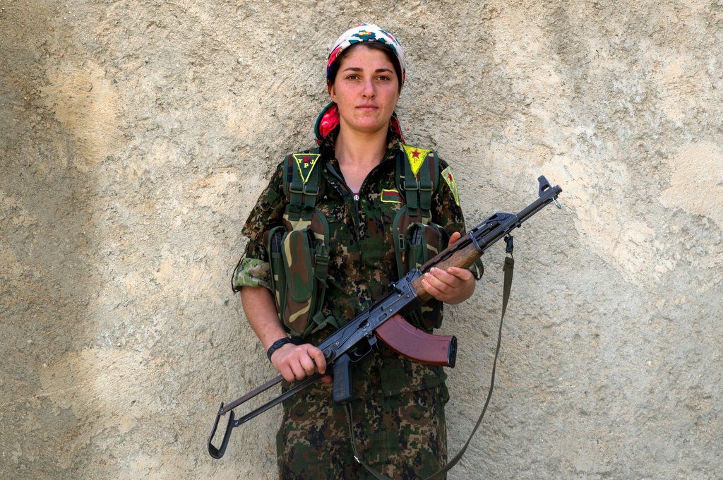 A kurd önvédelmi erők (YPJ) harcosa a szíriai kobaniban 2015-ben. Fotó: JS
