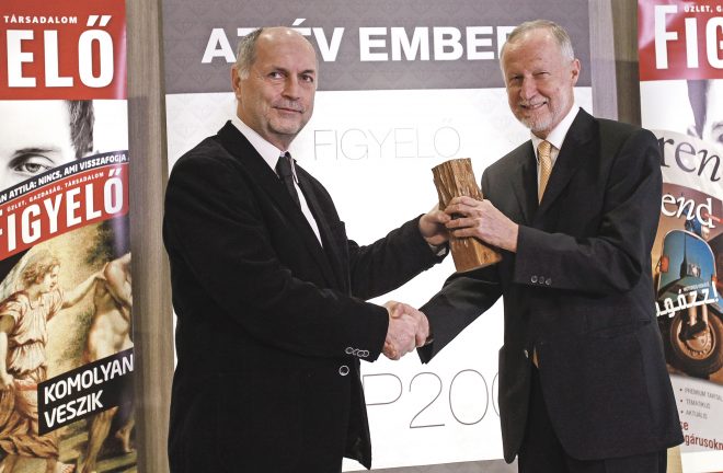 Lambert Gábor (balra) átadja Bogsch Eriknek az Év embere díjat