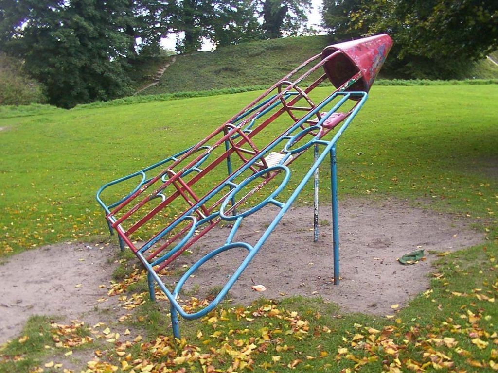 playground_apparatus_in_thetford_england_2008