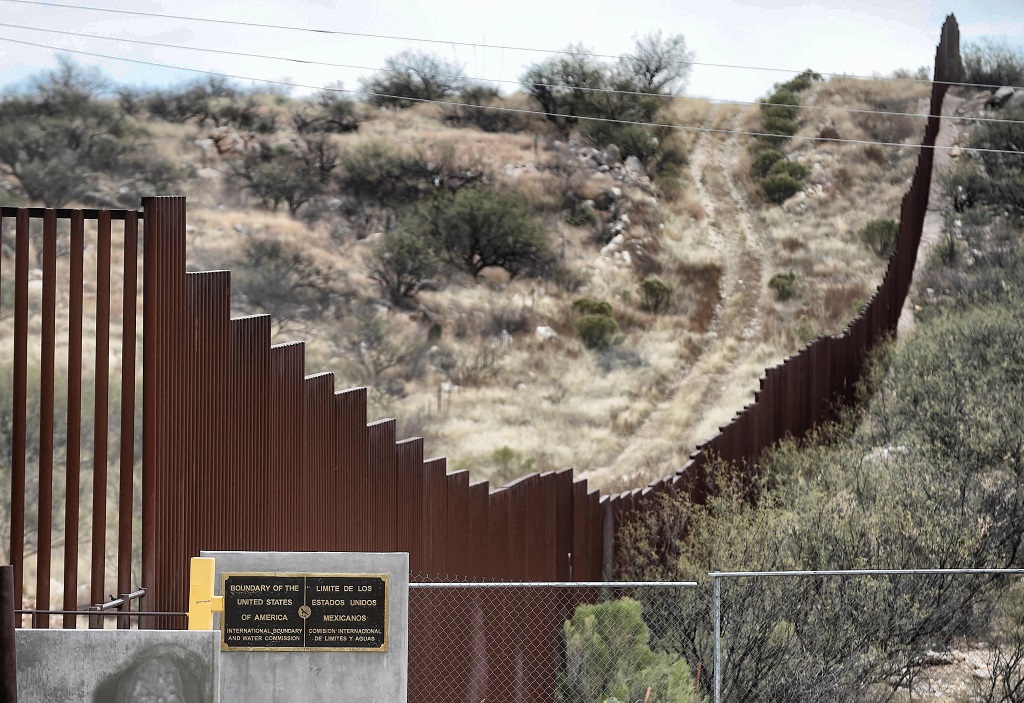View of the border line between Mexico and the U.S in the community of Sasabe in Sonora state, Mexico, on January 13, 2017.  Hundreds of Central American and Mexican migrants attempt to cross the US border daily. / AFP PHOTO / ALFREDO ESTRELLA