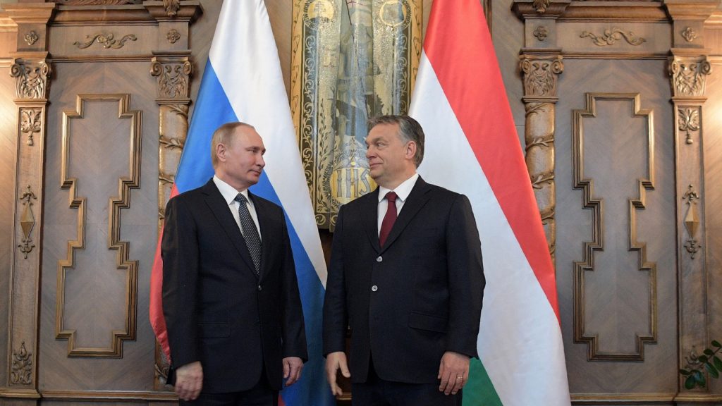 Hungarian Prime Minister Viktor Orban (R) and Russian President Vladimir Putin meet in Budapest on February 2, 2017. / AFP PHOTO / SPUTNIK / Alexey DRUZHININ