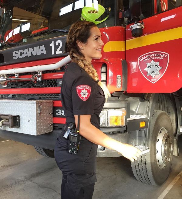 female_firefighter_01