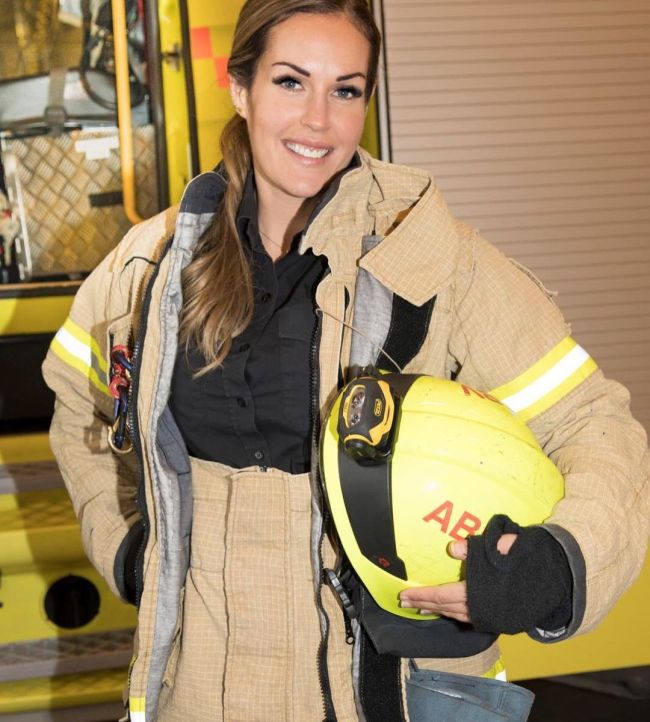 female_firefighter_03