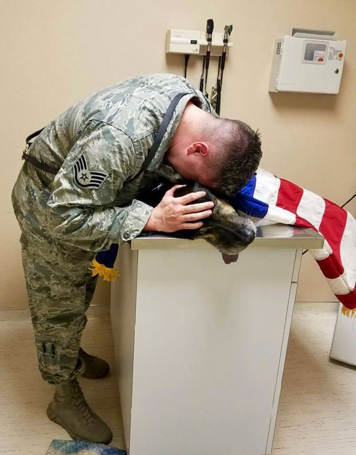 Öleléssel búcsúzott elaltatott K-9-es kutyájától az amerikai légierő őrmestere 2