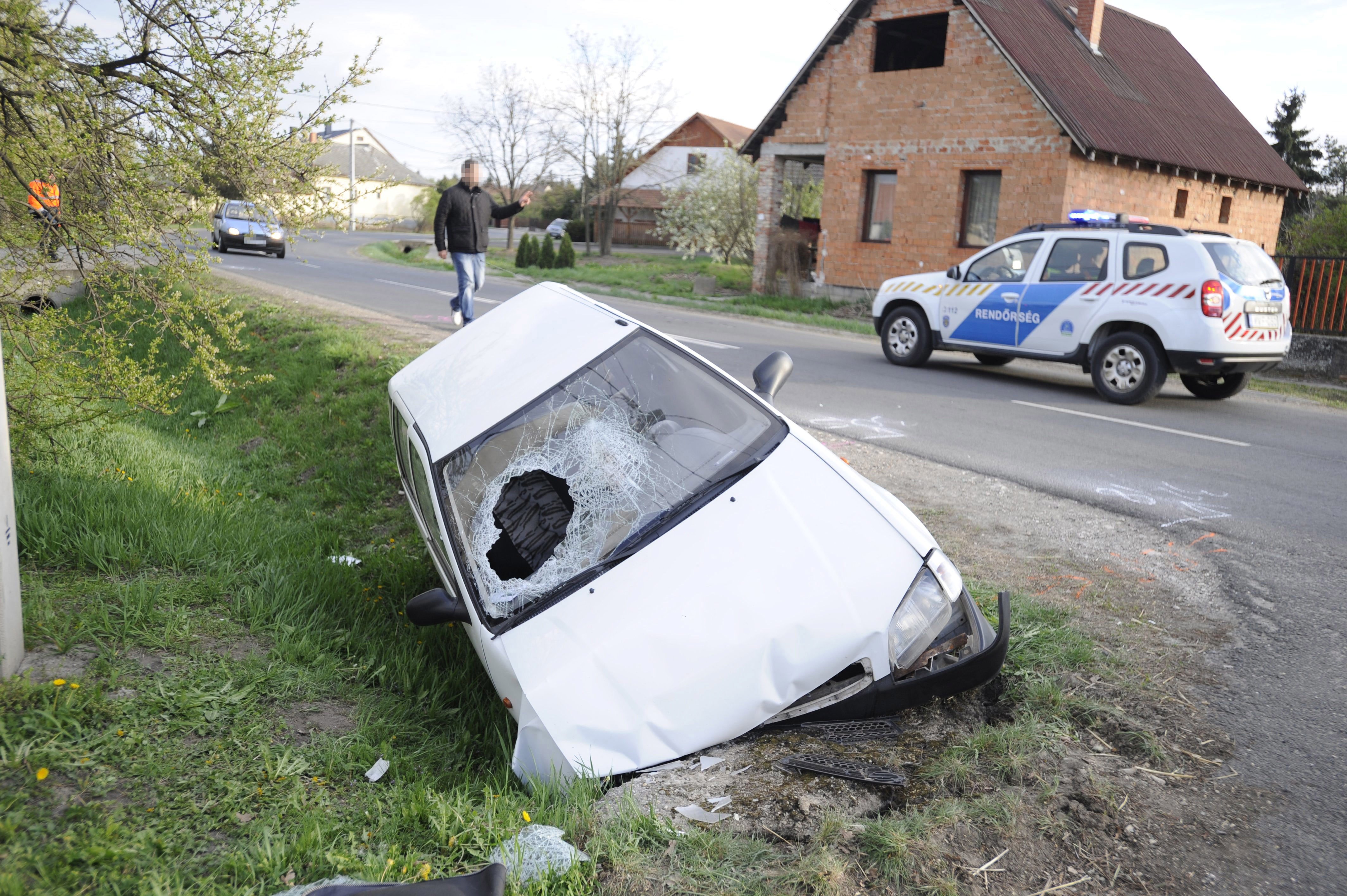 Árokba hajtott egy autó és ráborult a sofőrre Pest megyében 1