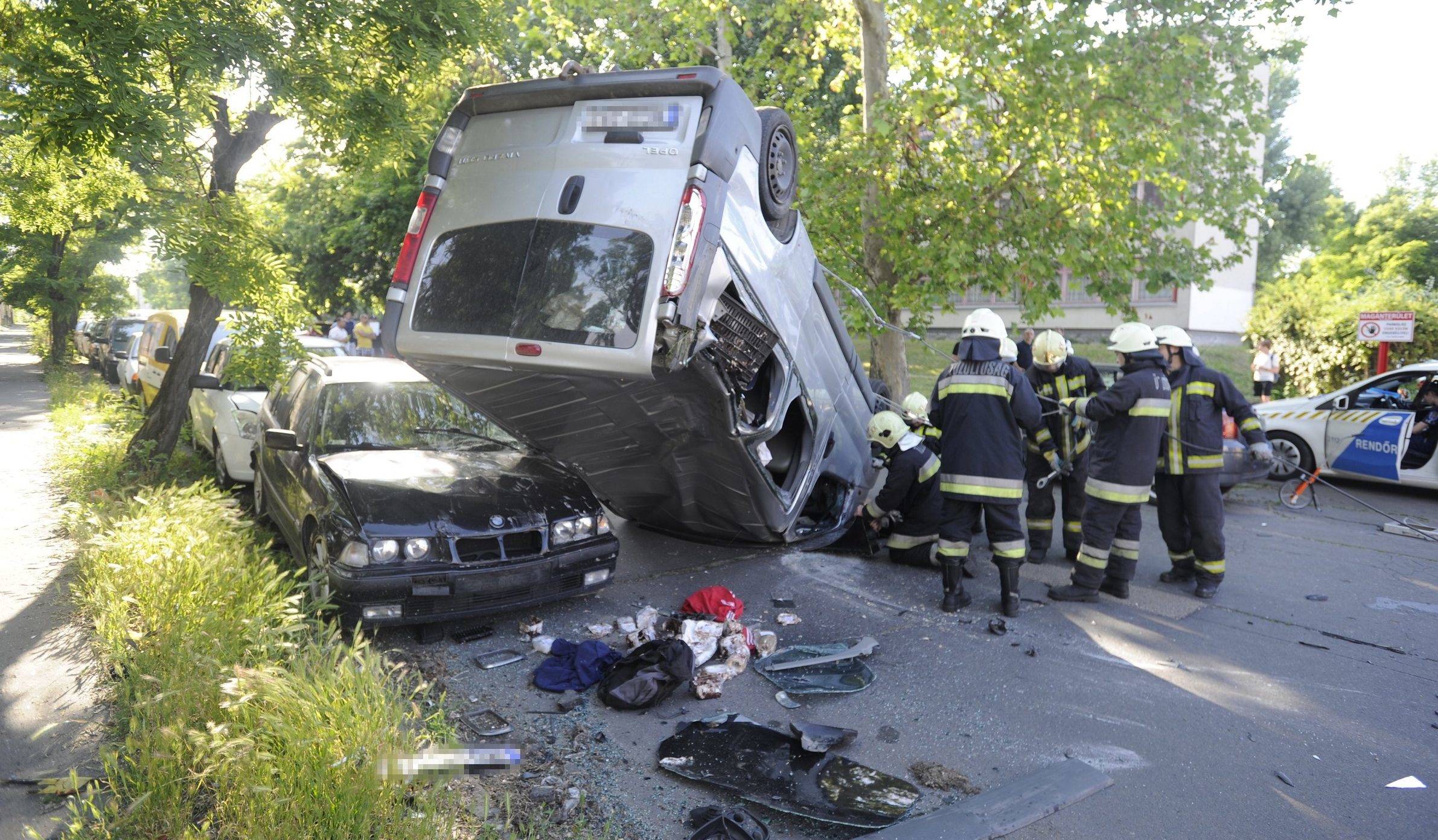 Hat jármű tört össze, négyen megsérültek Budapesten – fotókkal 2