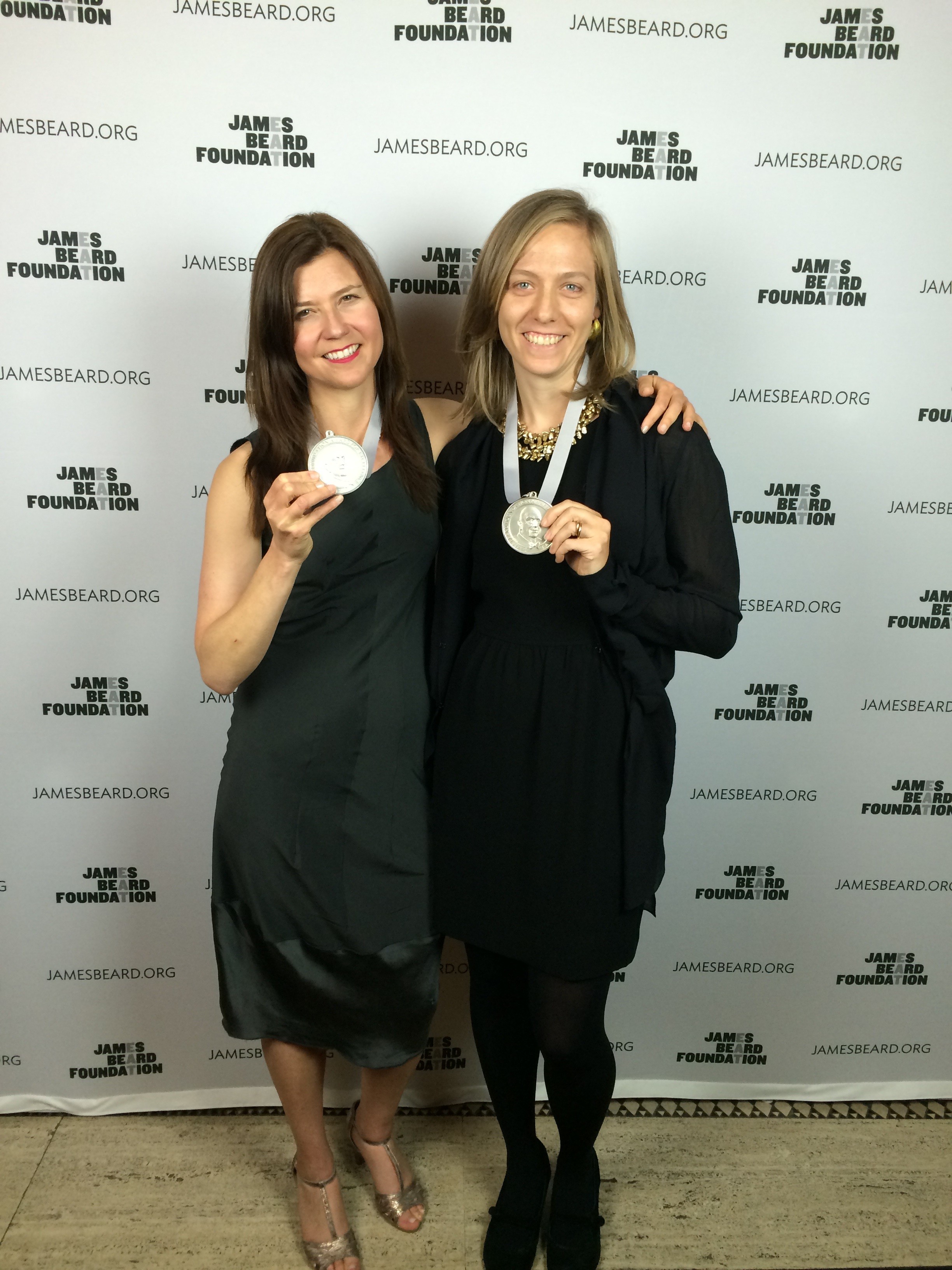 Naomi Starkman és Paula Crossfield ünneplik a James Beard Foundation "Publication of the Year" díjának átvételét 2014-ben. Fotó: //www.bohemian.com/