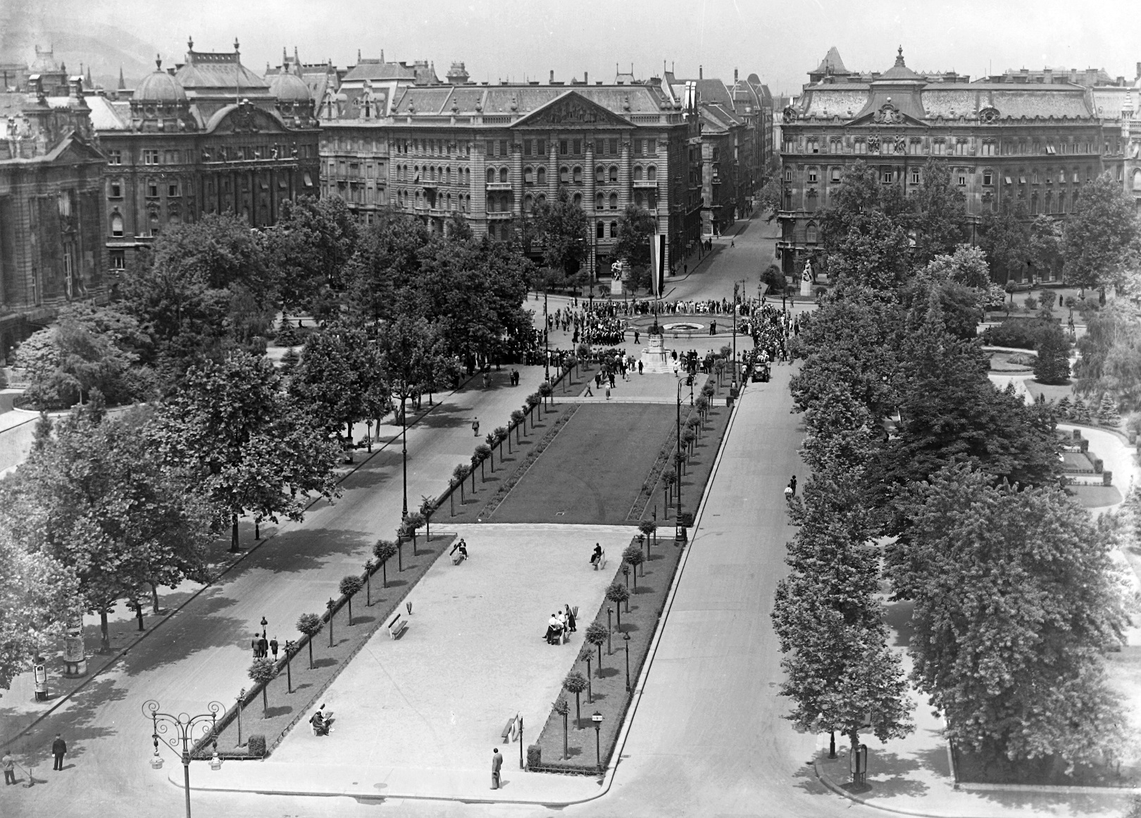 1938-ban vagyunk, itt még a Szabadság téri szovjet emlékműnek (érthető okokból) se híre, se hamva. Van helyette viszont egy virágágyás, amiben Nagy-Magyarországot mintában ültették a növényeket. Forrás: fortepan.hu