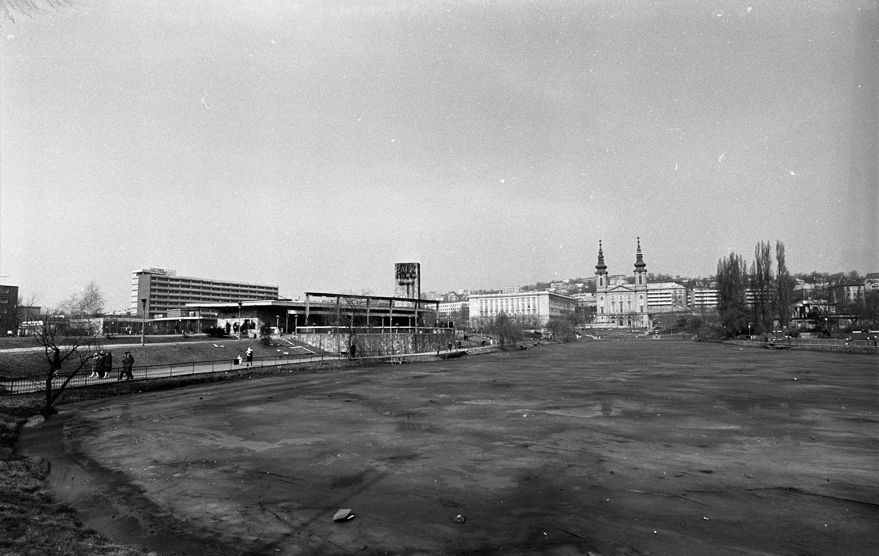 A kép készítésekor 1969 van, a Feneketlen-tó pedig éppen nincs, ugyanis leeresztették. Fotó: Fortepan.hu