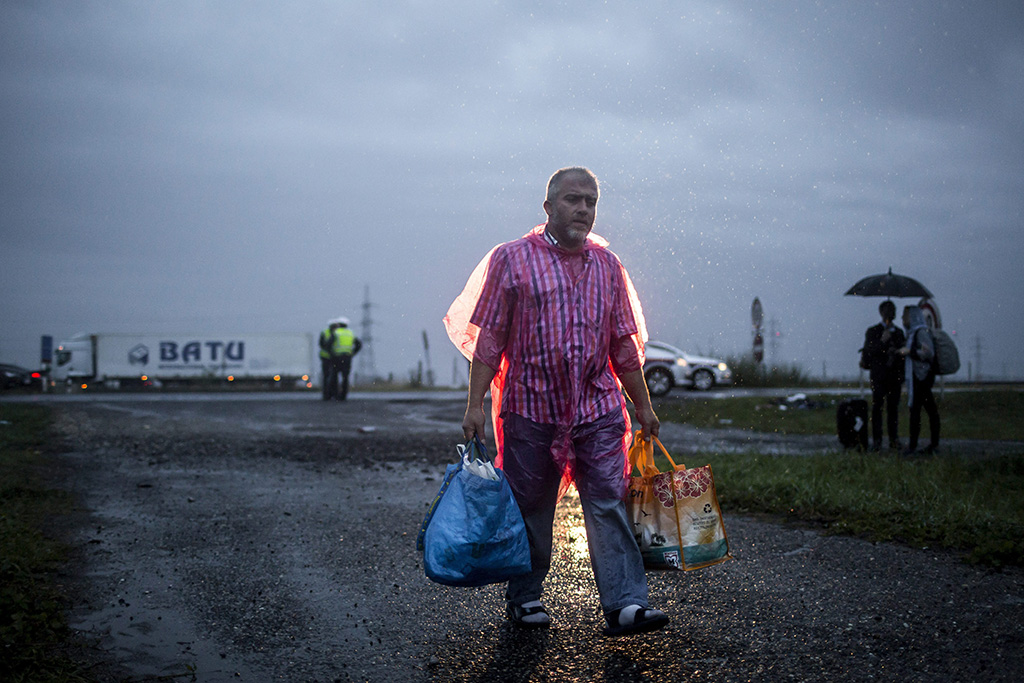 Busszal érkezett illegális bevándorló a hegyeshalmi magyar-osztrák határ osztrák oldalán 2015. szeptember 5-én. Fotó: MTI / Mohai Balázs