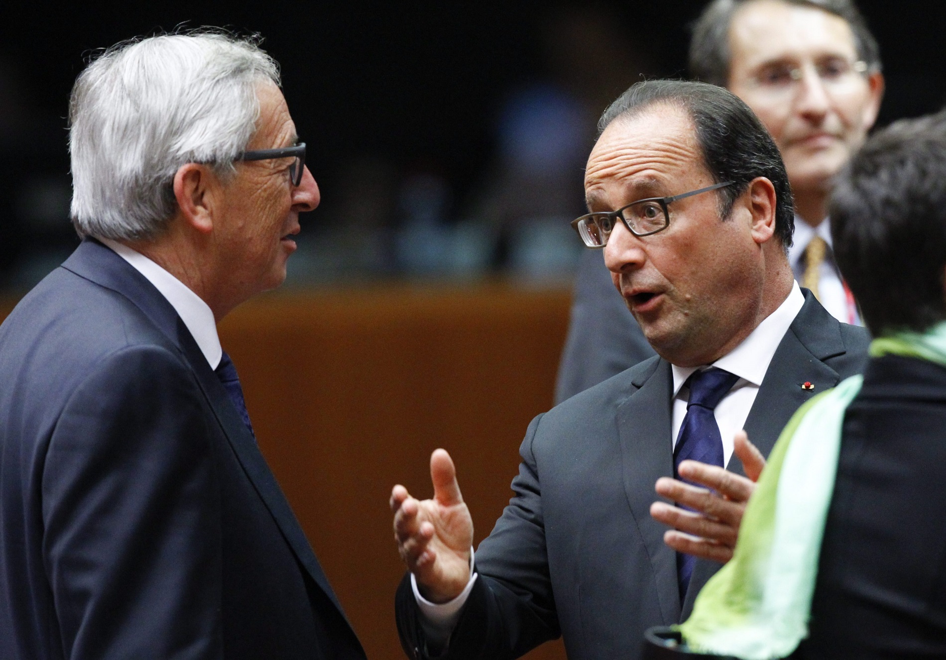 Brüsszel, 2015. szeptember 23. Jean-Claude Juncker, az Európai Bizottság elnöke (b) és Francois Hollande francia elnök beszélget az uniós tagállamok állam- és kormányfõinek a migránsválság ügyében összehívott rendkívüli csúcstalálkozóján Brüsszelben 2015. szeptember 23-án. (MTI/EPA/Olivier Hoslet)
