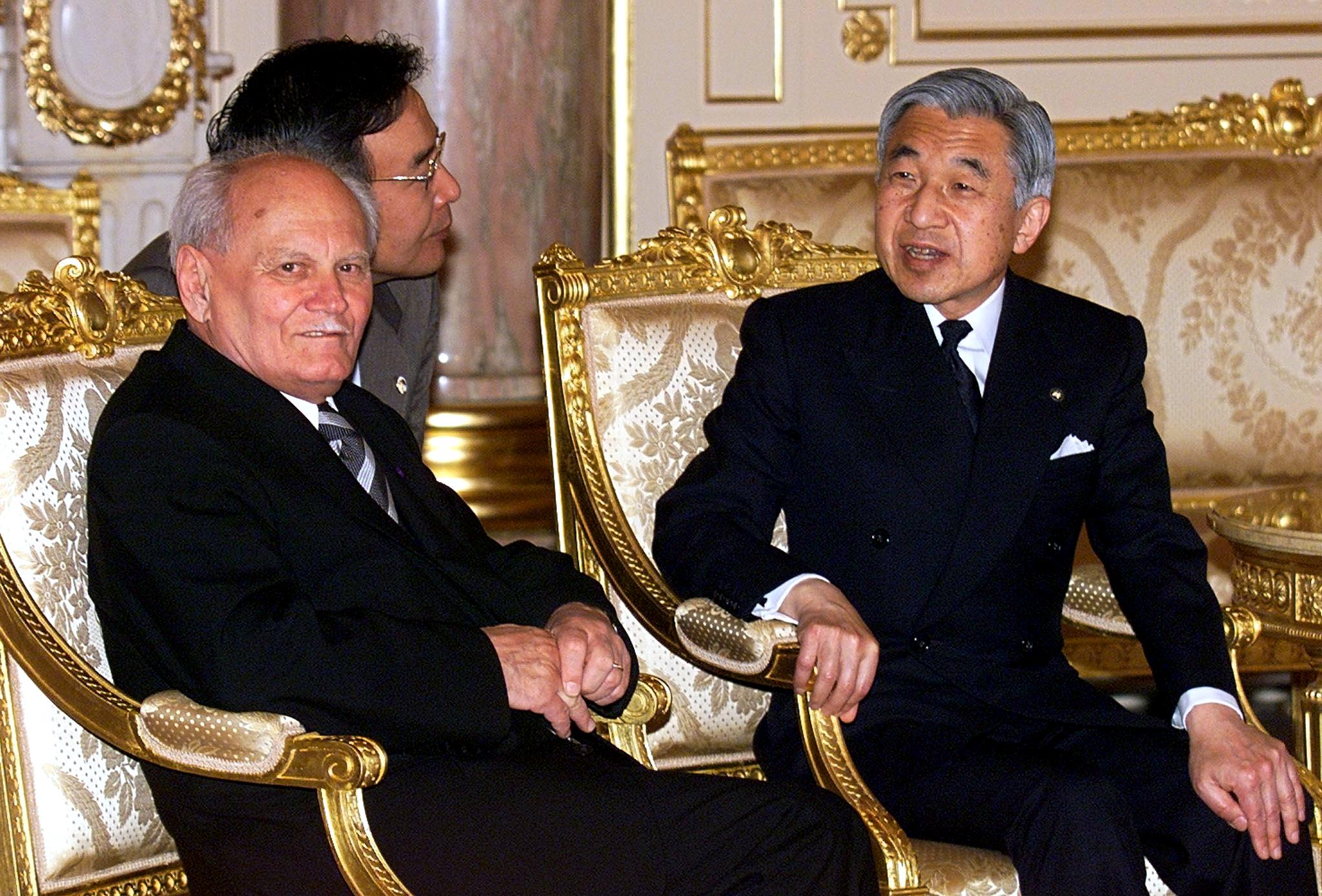 Visiting Hungarian President Arpad Goncz (L) chats with Japanese Emperor Akihito (R) during a meeting at the Akasaka state guesthouse in Tokyo 12 April 2000. Goncz is to end his three-day state visit in Tokyo to visit Osaka and Kyoto until 14 April. (ELECTRONIC IMAGE) AFP PHOTO POOL-Toshifumi KITAMURA
