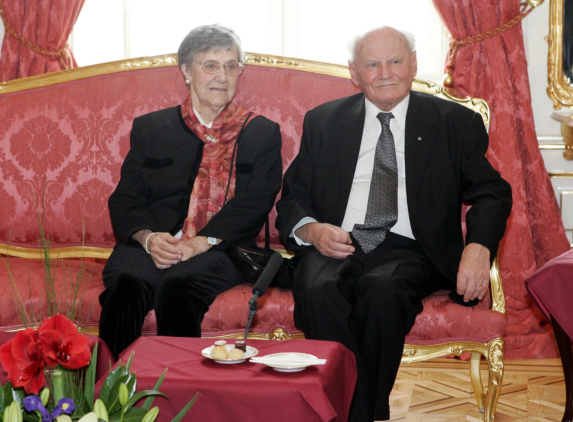 Sitting on an armchair with his wife Zsuzsanna, first president of the Hungarian Republic after the communist regime was broken in eastern and middle-European countries, Arpad Goencz poses in the Sandor Palace of the presidential residency on top of the Buda Palace hill 09 February 2007 on Goencz's 85th birthday. Goencz was voted into the presidental chair in 1990 and re-elected in 1995 by the Hungarian Parliament. AFP PHOTO / ATTILA KISBENEDEK