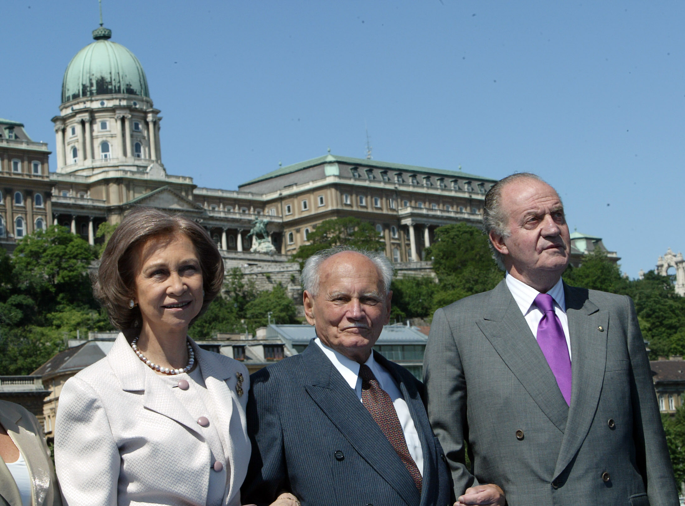 Spanish Queen Sofia (L), former Hungarian President Arpad Goencz (C) and Spanish King Juan Carlos (R) pose 30 May 2007 on the Budapest ship during a ride on the Danube river. The Spanish royal couple started 29 May 2007 a three-day official visit to Hungary. AFP PHOTO / ATTILA KISBENEDEK