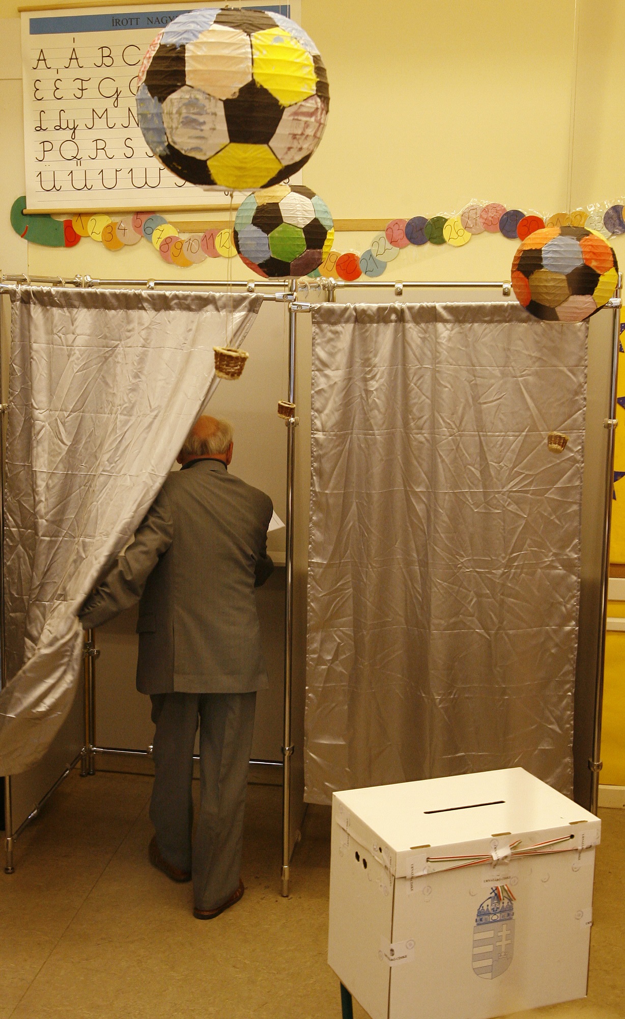 Former Hungarian President Arpad Goencz enters a polling booth before voting in the municipal elections in Budapest 01 October 2006. Hungarian Prime Minister Ferenc Gyurcsany rejected making the local elections a referendum on his government despite right-wing calls that he resign after lying to the country about the economy. AFP PHOTO/JOE KLAMAR