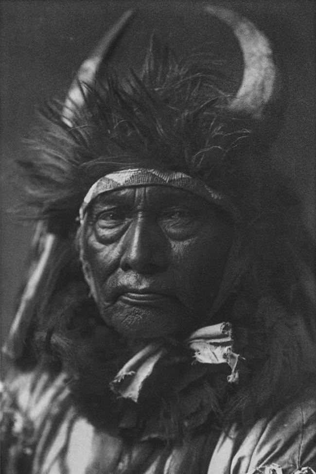 edward-s-curtis--bull-chief-apsaroke-the-north-american-indian-portrait-2