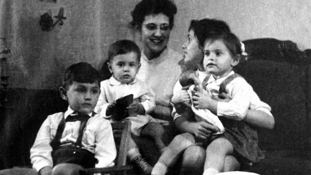 Göncz Árpádné, Zsuzsa négy gyermekével - Bence, Dani, Kinga, Panni. Ezt a képet sikerült bejuttatni a börtönbe az édesapának. Fotó: gonczarpad.hu