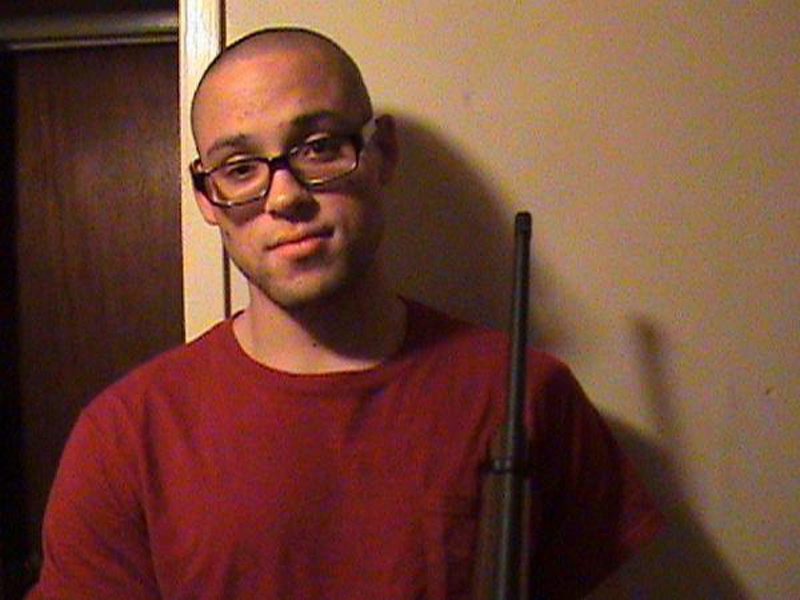 Chris Harper Mercer MySpace fiókján található dátummegjelölés nélküli kép Mercrerrõl, amint egy fegyvert tart a kezében.(MTI/AP/MySpace)