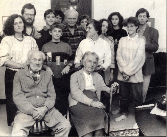 Együtt a család: Göncz Árpád és felesége, feleségének szülei, gyerekeik és unokáik, 1990. december 25. Foto: //www.gonczarpad.hu
