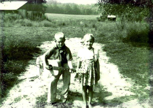 Bob gyermekkorában, a húgával (kép: Facebook)