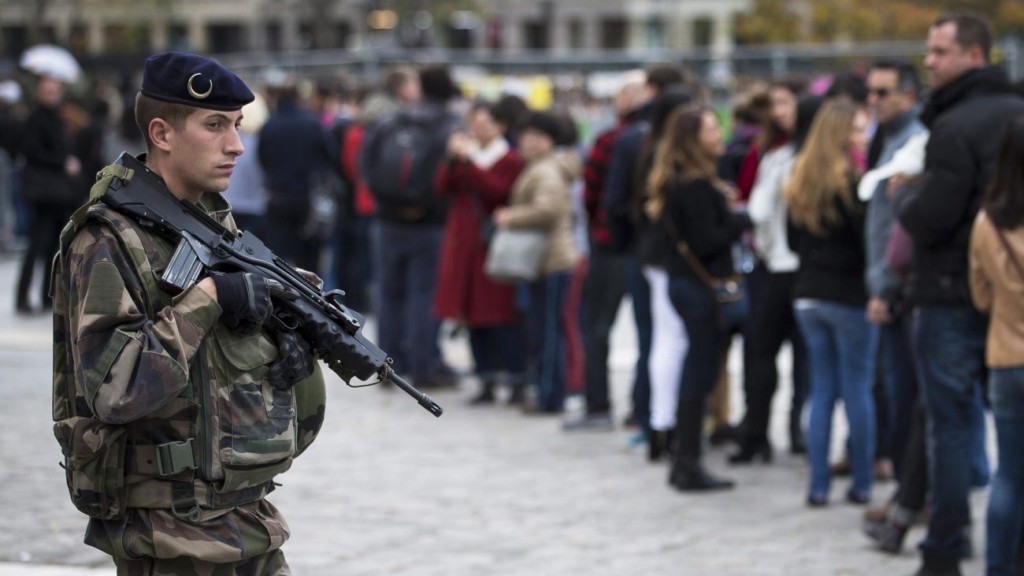 Francia katona a párizsi Notre Dame-székesegyház elõtt várakozó turisták mellett 2015. november 16-án, három nappal a francia fõvárosban elkövetett merényletsorozat után. (MTI/EPA/Ian Langsdon)