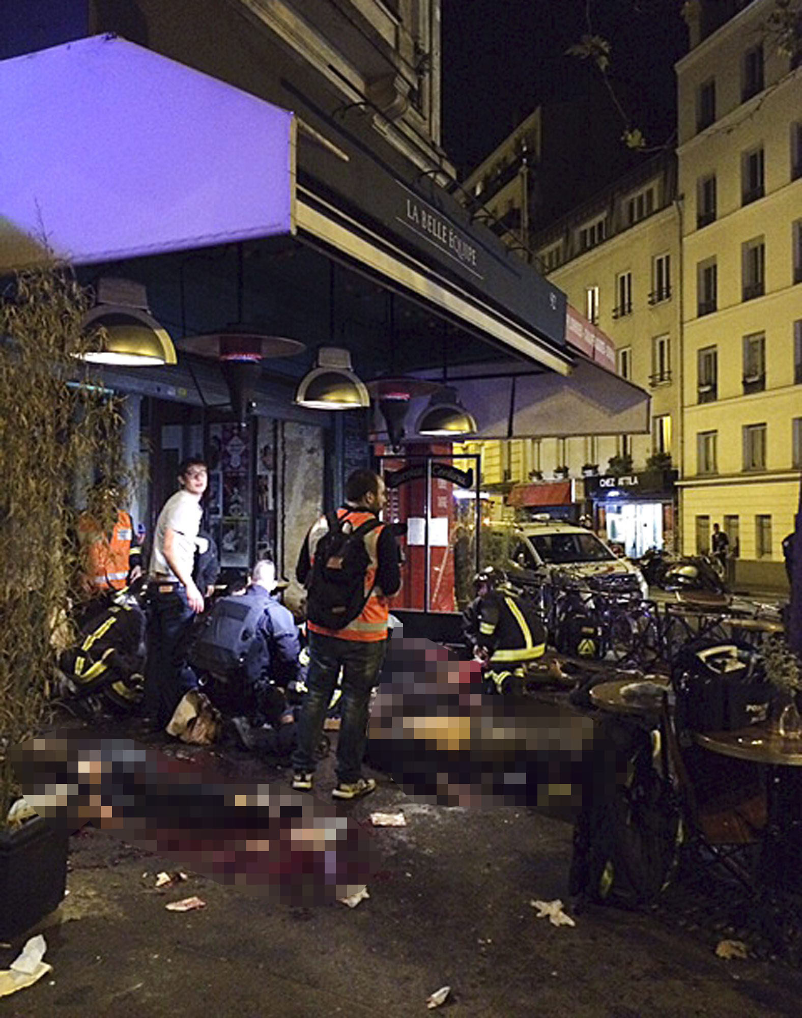 Holttestek az egyik lövöldözés helyszínén, a La Bell Equipe étterem előtt. Fotó: MTI/AP/Anne Sophie Chaisemartin)
