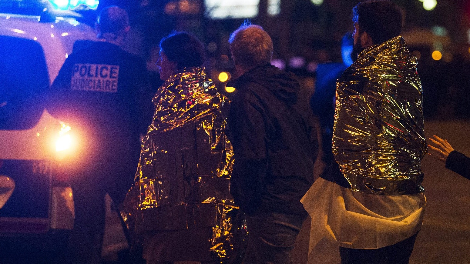 Párizs, 2015. november 14. Rendõrök menekítik ki az embereket a párizsi Bataclan koncertterembõl 2015. november 13-án. A francia fõvárosban késõ este összehangoltan több merényletet követtek el. A lövöldözésekben és robbanásokban legalább 140 ember meghalt, sokan megsebesültek. Francois Hollande francia elnök egész Franciaország területére rendkívüli állapotot hirdetett és bejelentette a határok lezárását. (MTI/EPA/Etienne Laurent)