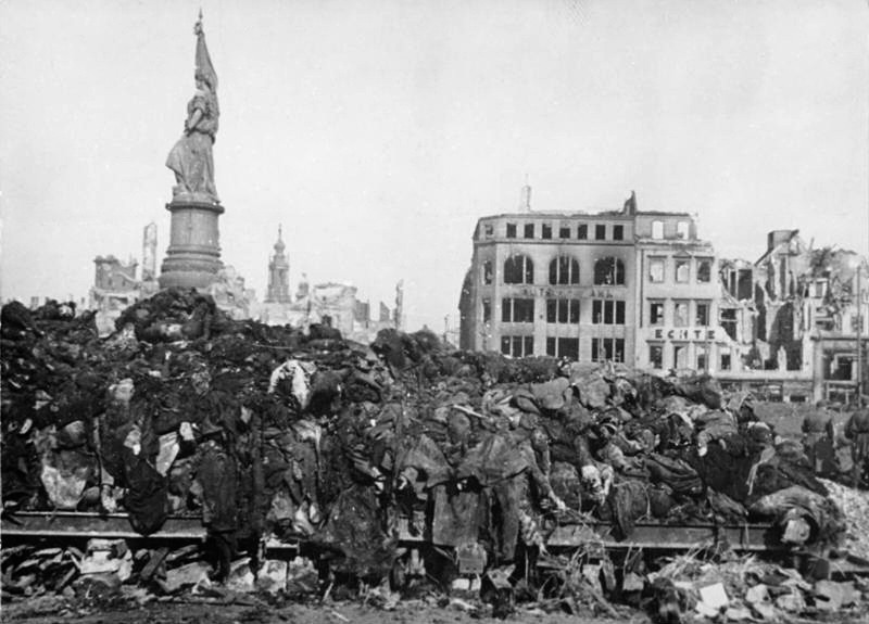 Drezda az 1945-ös terrorbombázás után (Wikipedia)