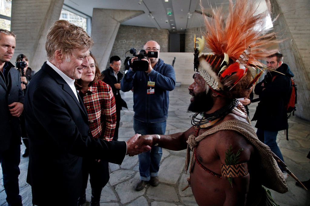 Robert Redford színész-rendező és Mundiya Kepanga, a pápua új guinea-i Huli törzs vezetője kezet fog klímacsúcson (MTI / AP / Thibault Camus)