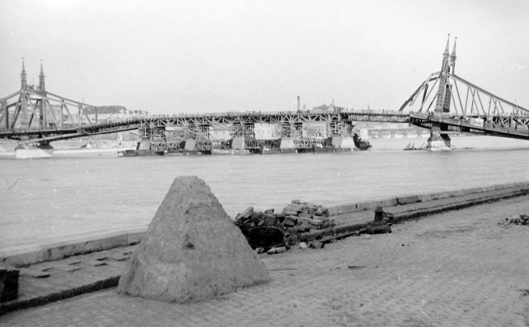 A pontonhíddal kiegészített hídroncs a Gellért tér felől nézve, 1945