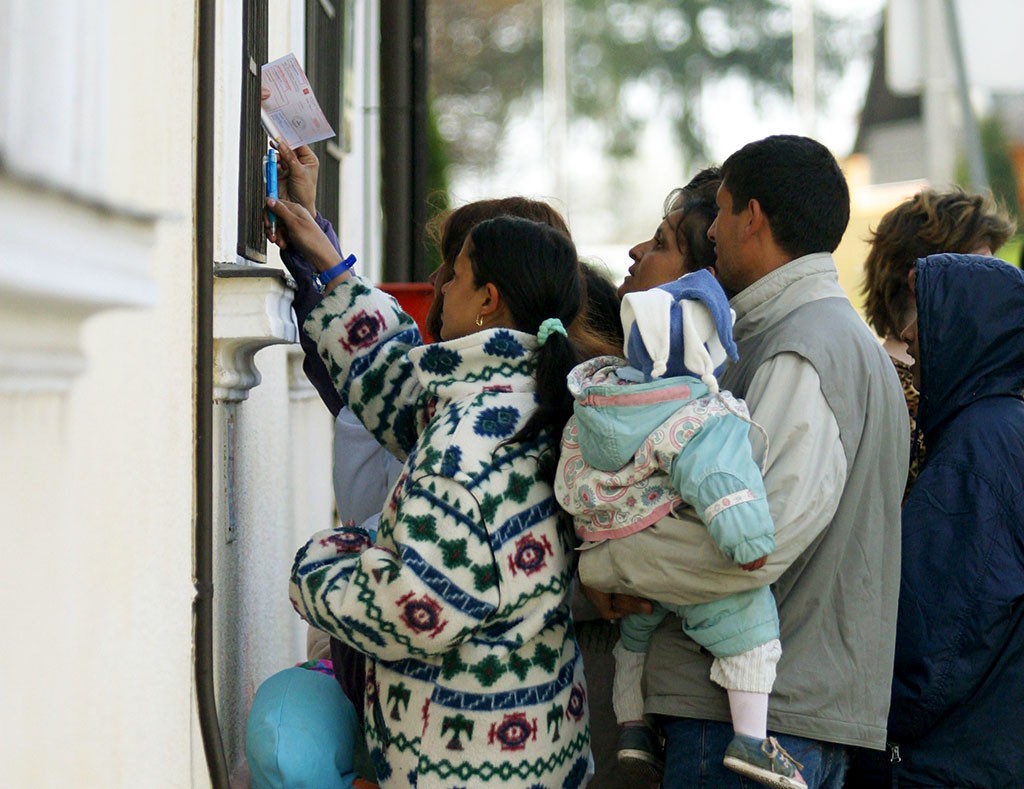 Családi pótlékot osztanak családoknak a zalakomári postahivatal előtt. MTI Fotó: Varga György
